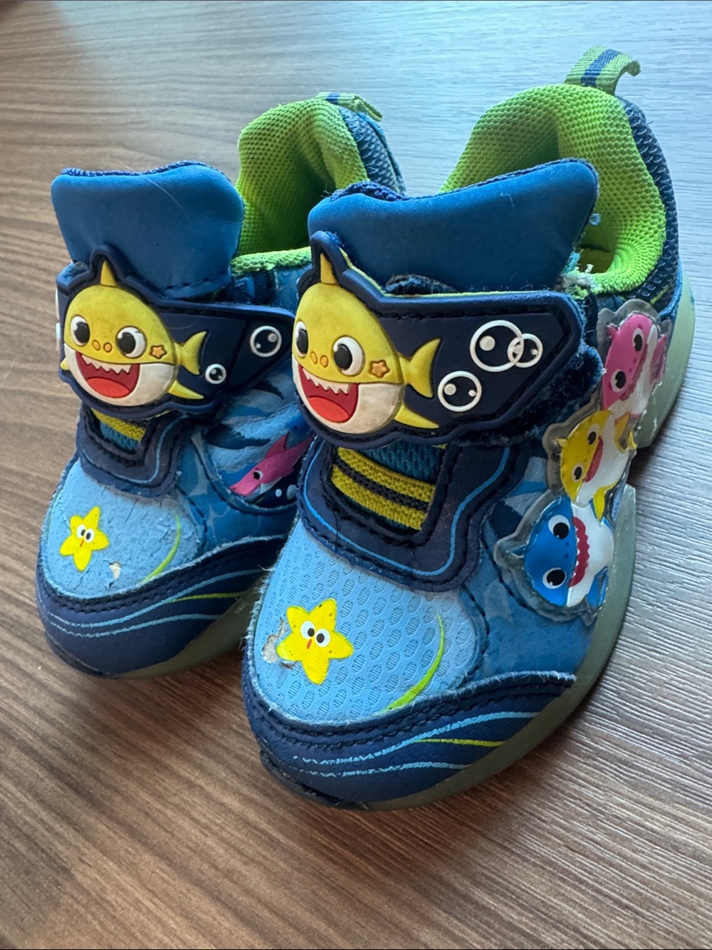 Baby Shark Light-Up Blue & Green Kids Sneakers size 5